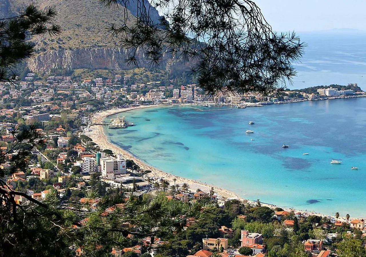La Favorita - Ben collegato con l'aeroporto, la spiaggia di Mondello e il centro città Palermo 0*,  Italia