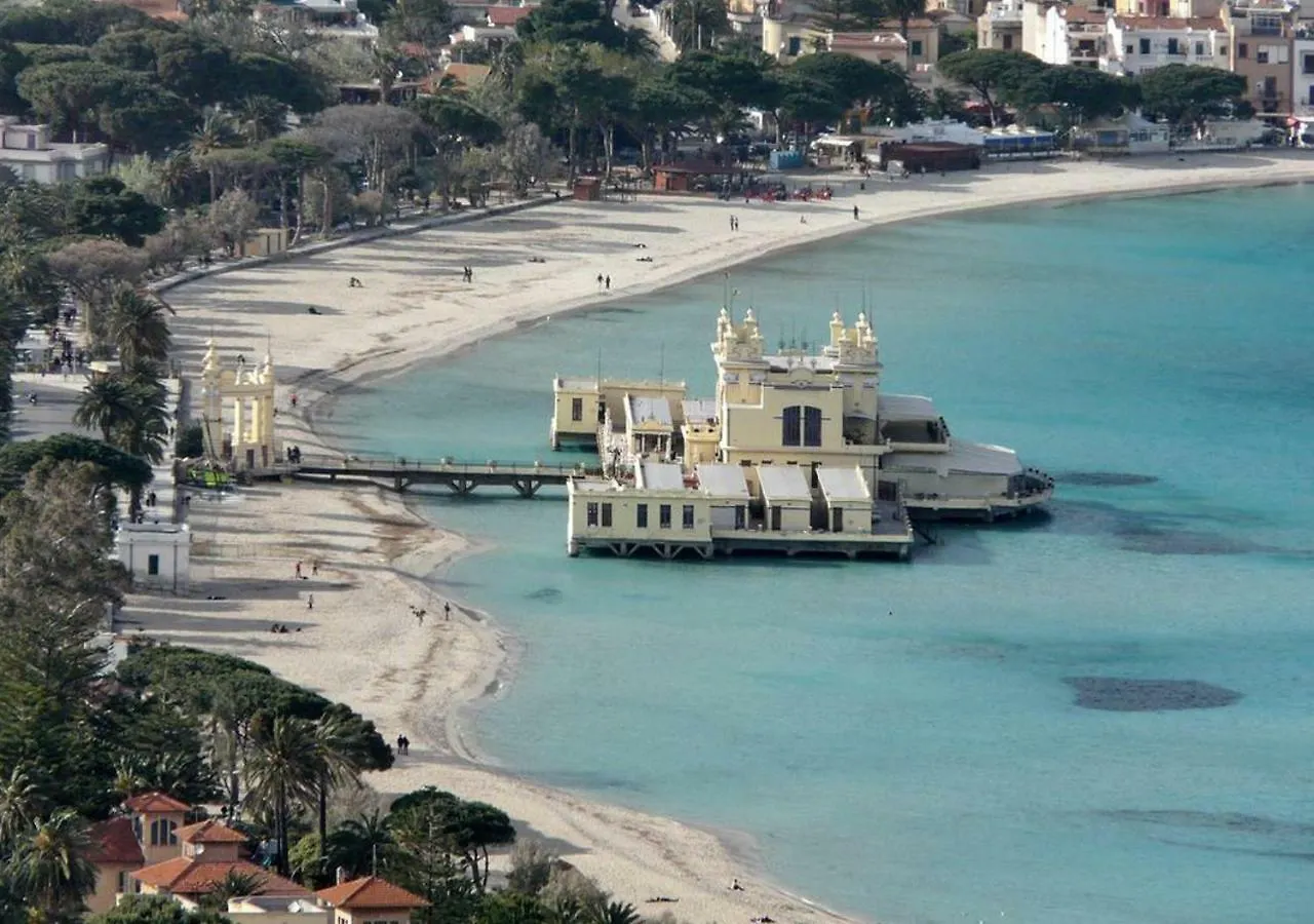 La Favorita - Ben collegato con l'aeroporto, la spiaggia di Mondello e il centro città Palermo Alloggio in famiglia