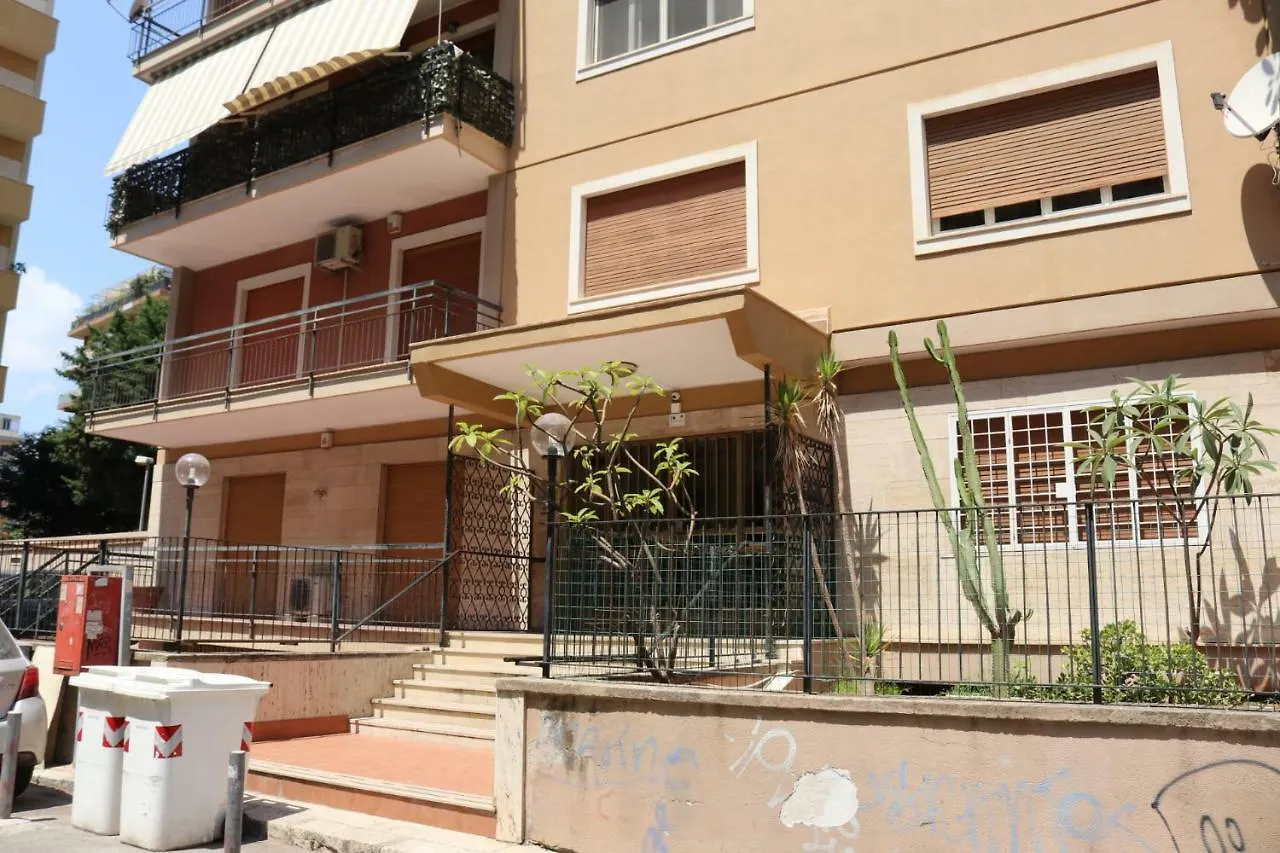 Alloggio in famiglia La Favorita - Ben collegato con l'aeroporto, la spiaggia di Mondello e il centro città Palermo