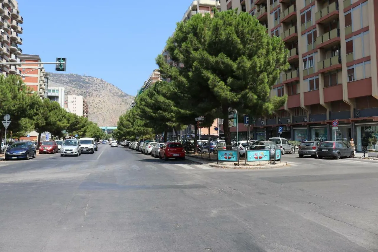 La Favorita - Ben collegato con l'aeroporto, la spiaggia di Mondello e il centro città Palermo Alloggio in famiglia